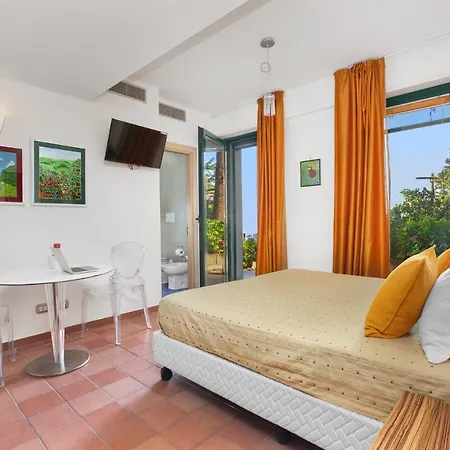 - Elia Villa Massa Lubrense