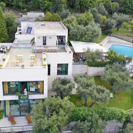 Villa - Elia